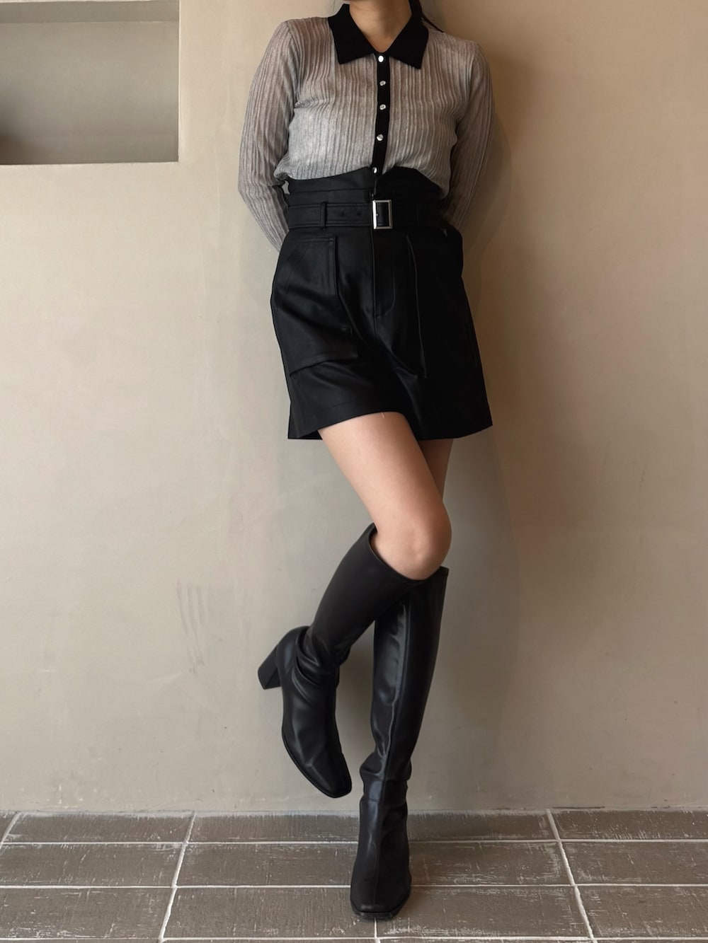 グレー系のニット/セーター、ブラック系のブーツ、ブラック系のその他パンツを着用したレディースの夏コーディネートの2枚目の写真