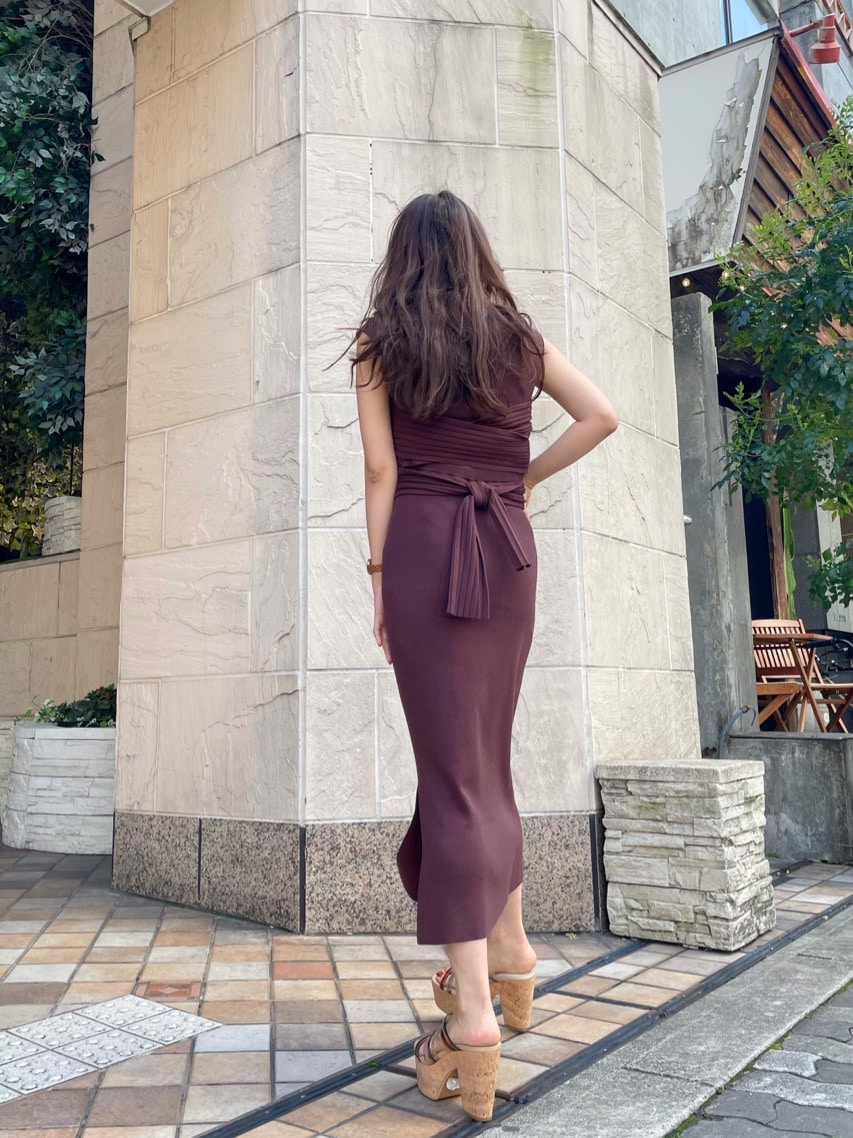 ブラウン系のワンピース、グリーン系のサンダルを着用したレディースの春コーディネートの4枚目の写真