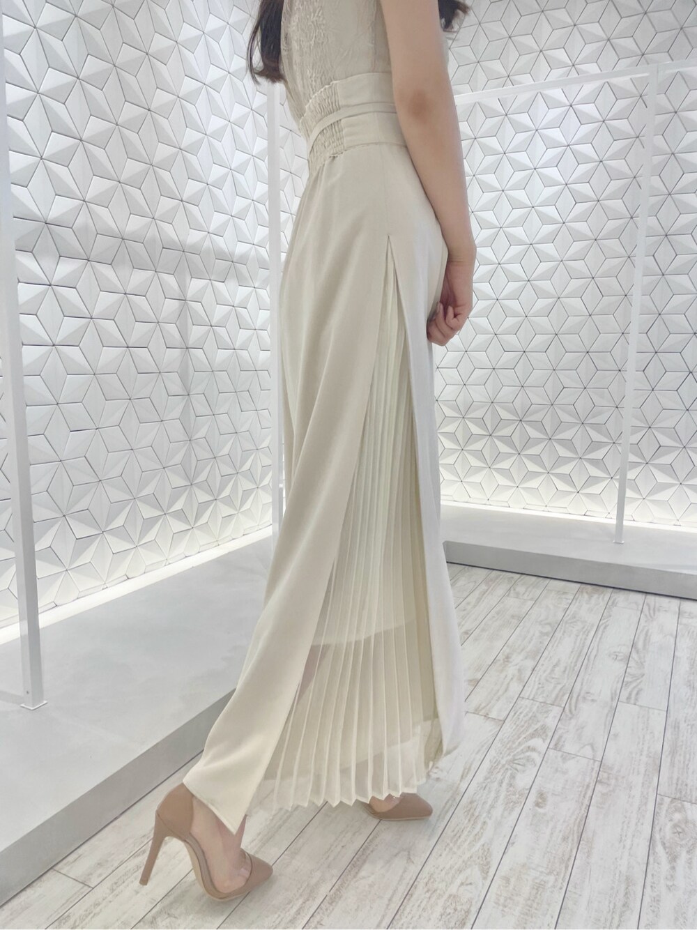 ベージュ系のパンプス、ホワイト系のワンピースを着用したレディースの夏コーディネートの7枚目の写真