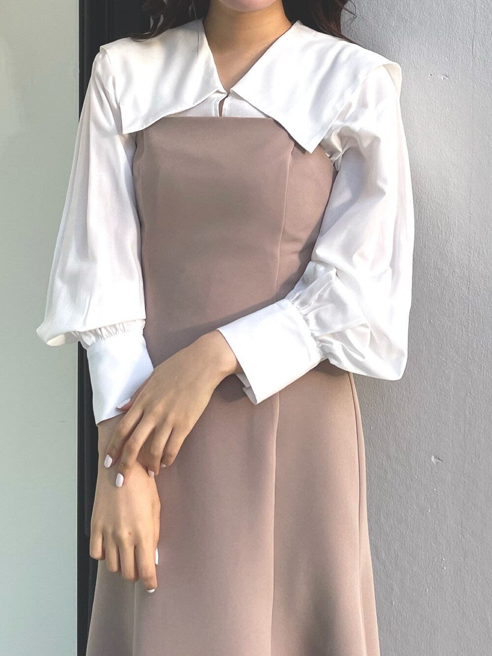 ベージュ系のワンピース、ブラウン系のチェスターコートを着用したレディースの冬コーディネートの5枚目の写真