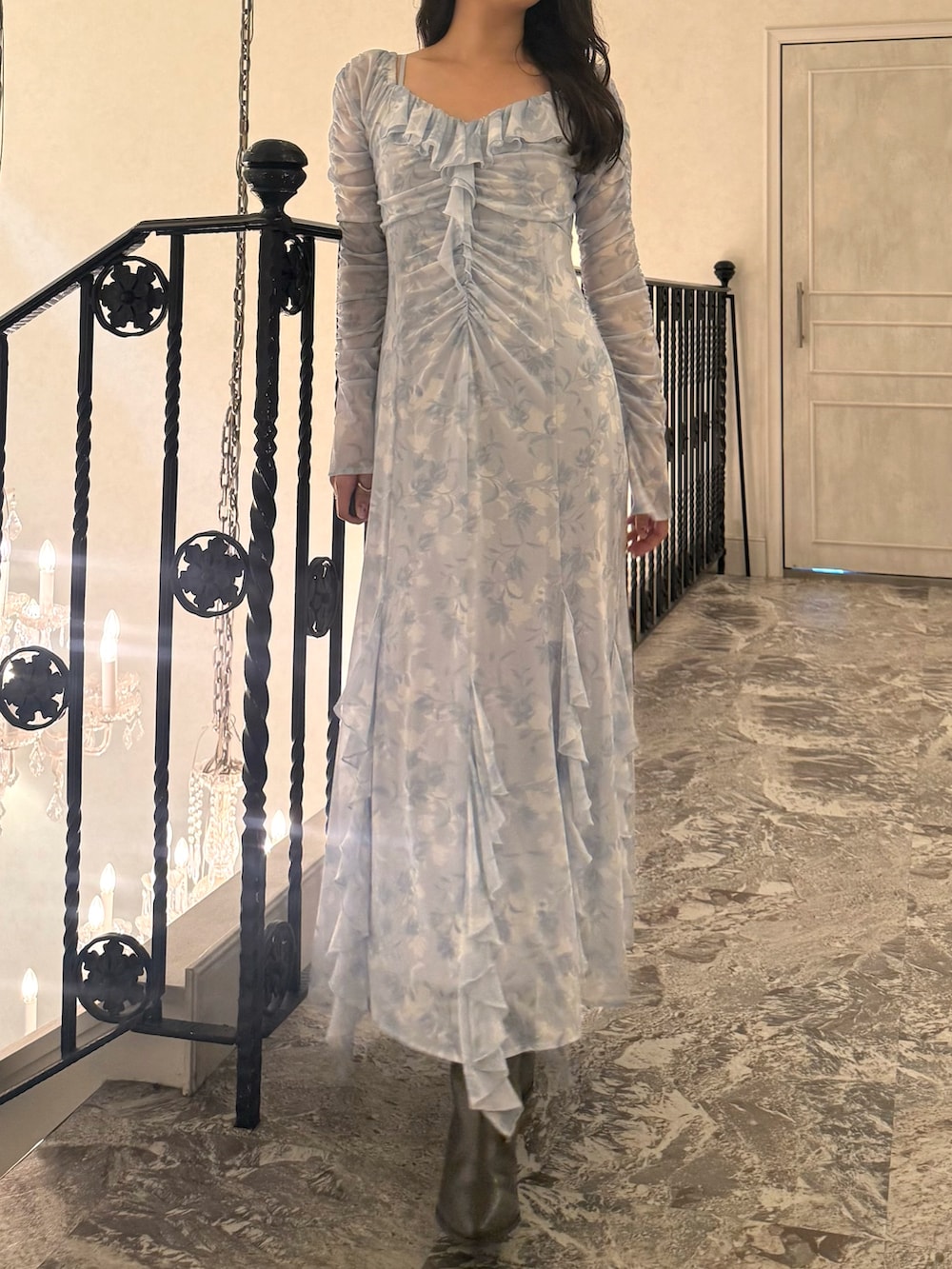 ブルー系のワンピース、ホワイト系のムートンコートを着用したレディースの秋コーディネートの2枚目の写真