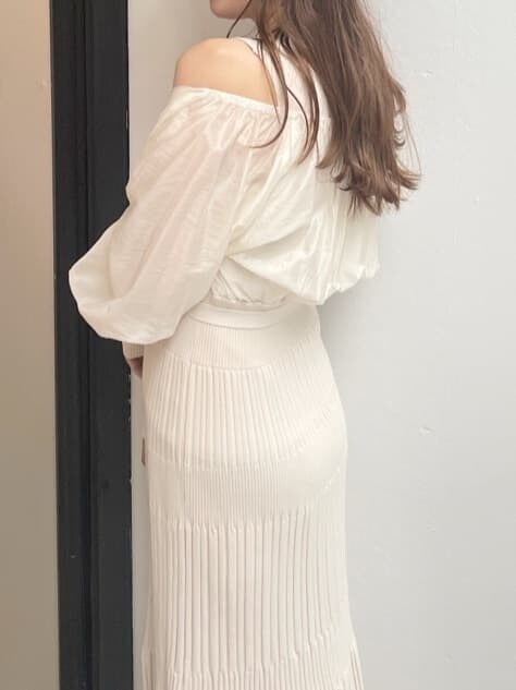 ホワイト系のワンピースを着用したレディースの秋コーディネートの6枚目の写真