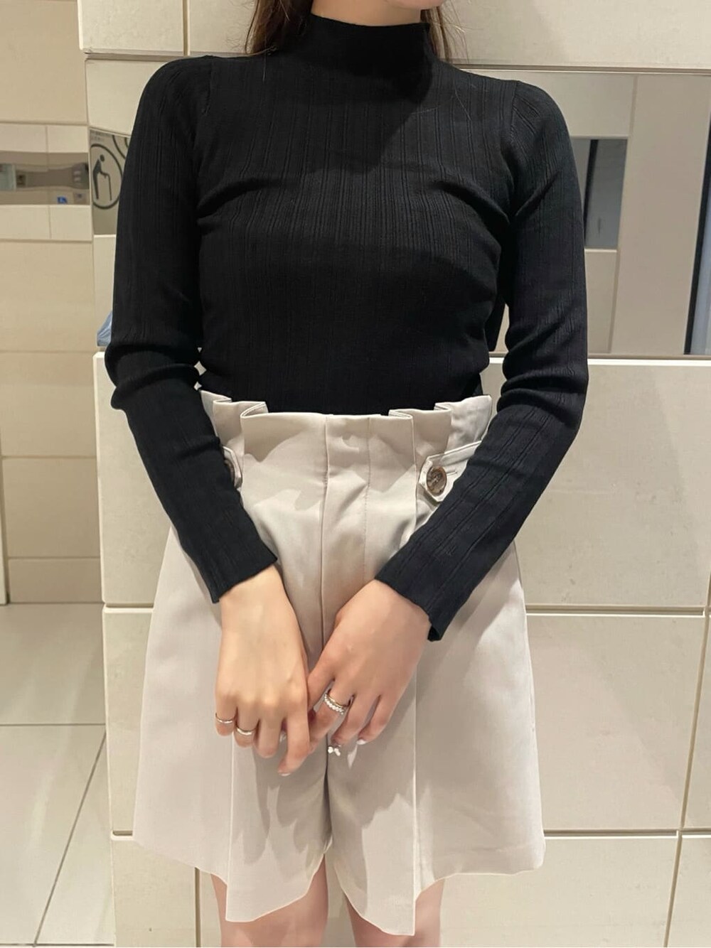 ベージュ系のその他パンツ、ブラック系のブーツ、ベージュ系のテーラードジャケットを着用したレディースの秋コーディネートの7枚目の写真