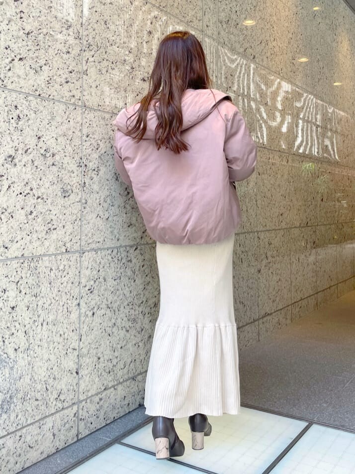 ブラウン系のその他シューズ、ピンク系の福袋/福箱を着用したレディースの秋コーディネートの3枚目の写真