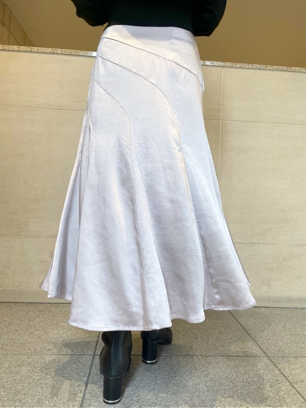 ブラック系のニット/セーター、ブラック系のその他シューズ、パープル系のスカートを着用したレディースの秋コーディネートの9枚目の写真