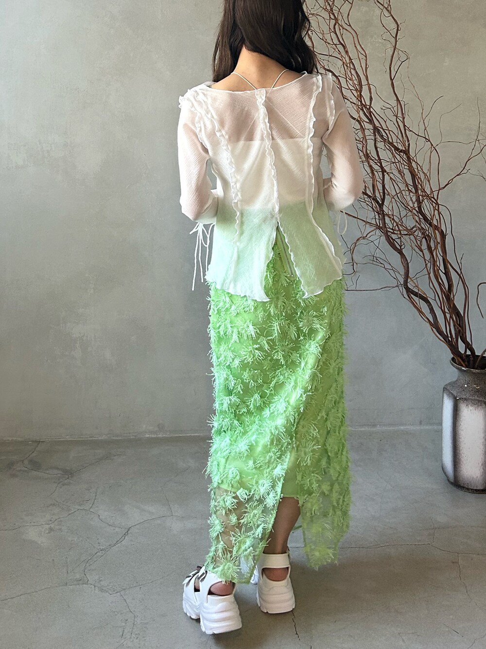 グリーン系のスカート、ホワイト系のシャツ/ブラウスを着用したレディースの冬コーディネートの2枚目の写真