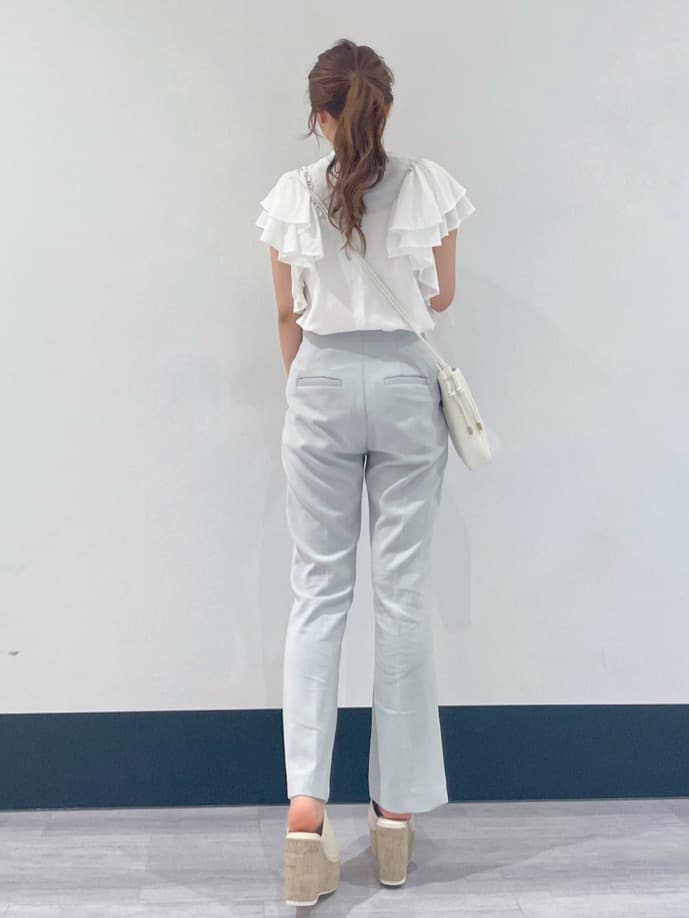ホワイト系のシャツ/ブラウス、ブルー系のその他パンツ、ホワイト系のサンダルを着用したレディースの夏コーディネートの3枚目の写真