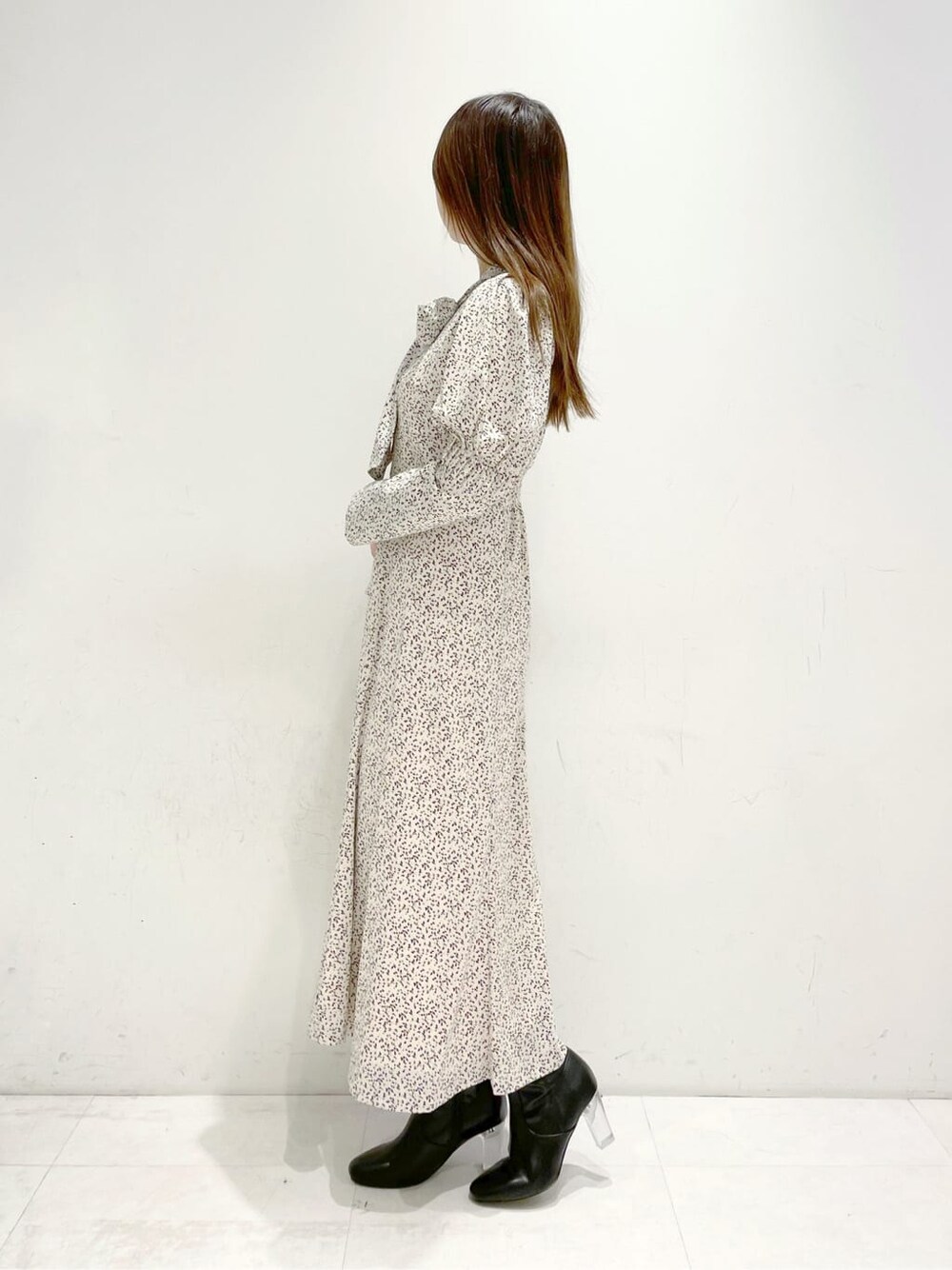 ホワイト系のワンピース、ブラック系のその他シューズを着用したレディースの冬コーディネートの2枚目の写真