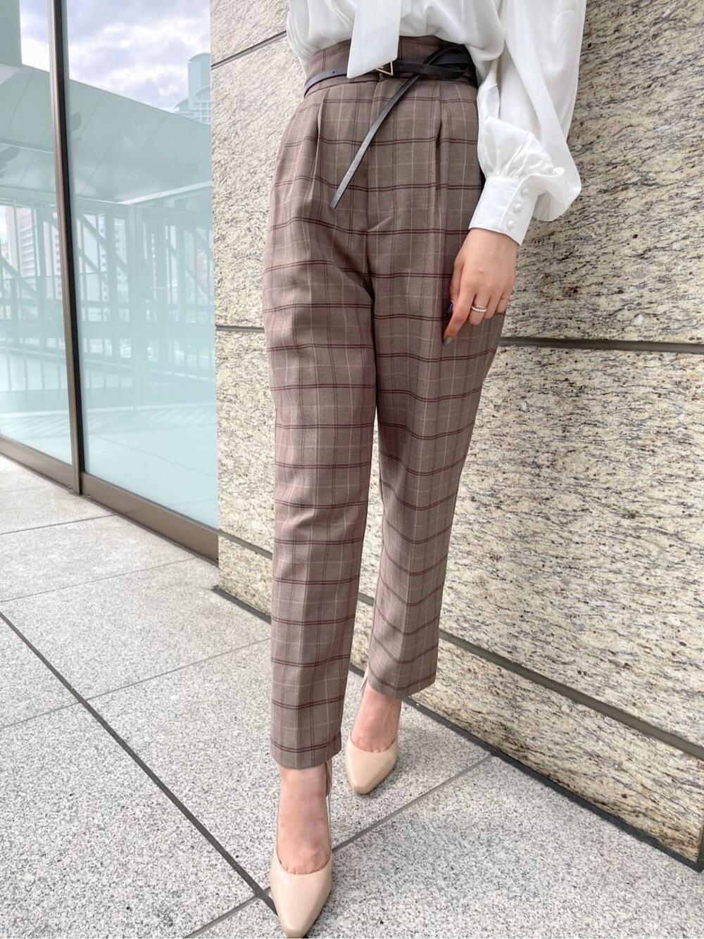 ベージュ系のパンプス、ブラウン系のその他パンツ、ホワイト系のシャツ/ブラウスを着用したレディースの秋コーディネートの8枚目の写真