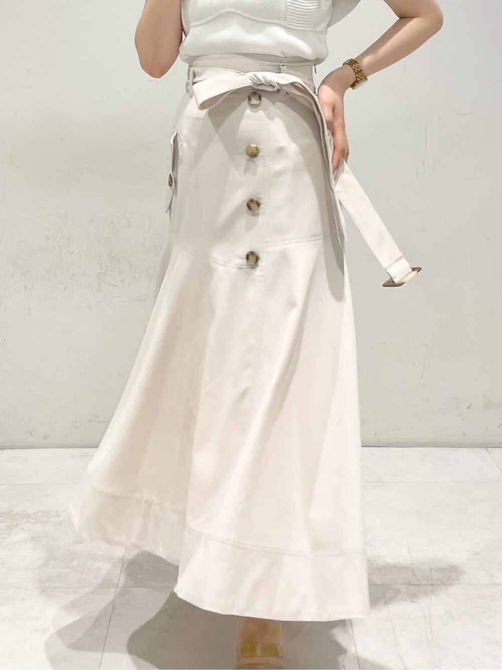 ベージュ系のサンダル、ホワイト系のニット/セーター、ホワイト系のスカートを着用したレディースの春コーディネートの7枚目の写真