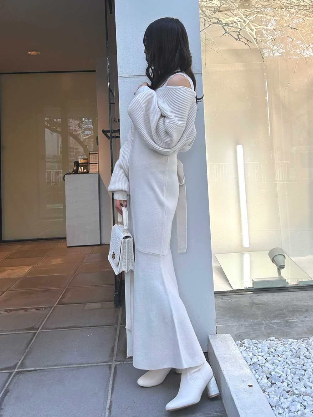 ホワイト系のワンピース、ホワイト系のダウンジャケット/コート、ホワイト系のショルダーバッグを着用したレディースの秋コーディネートの4枚目の写真