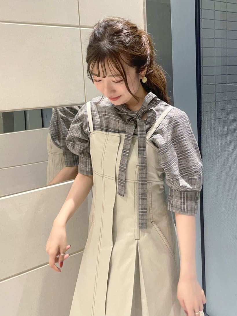 ベージュ系のワンピース、その他のシャツ/ブラウス、ブラウン系のその他シューズを着用したレディースの夏コーディネートの4枚目の写真