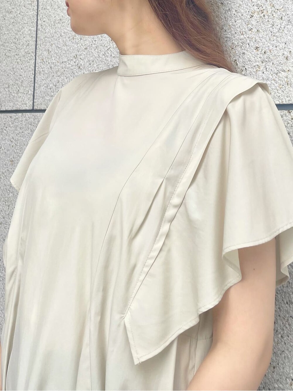 ホワイト系のサンダル、ベージュ系のシャツ/ブラウス、グリーン系のその他パンツを着用したレディースの夏コーディネートの3枚目の写真