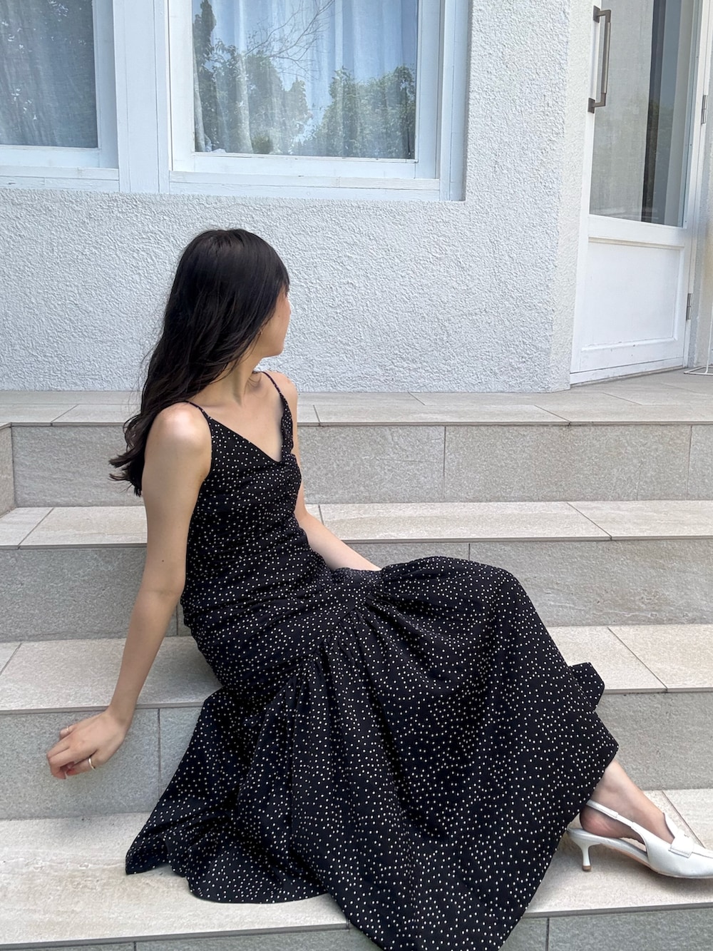ブラック系のワンピースを着用したレディースの夏コーディネートの7枚目の写真