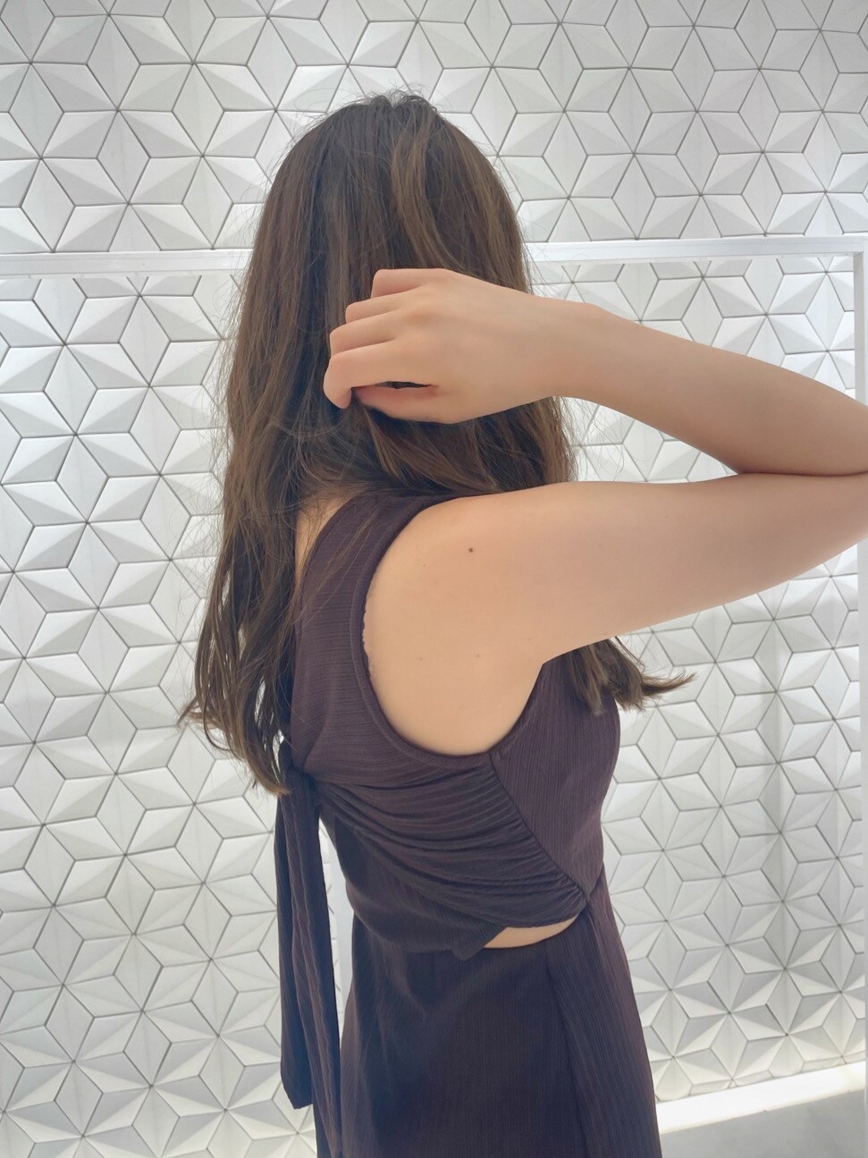 ブラウン系のサンダルを着用したレディースの夏コーディネートの3枚目の写真