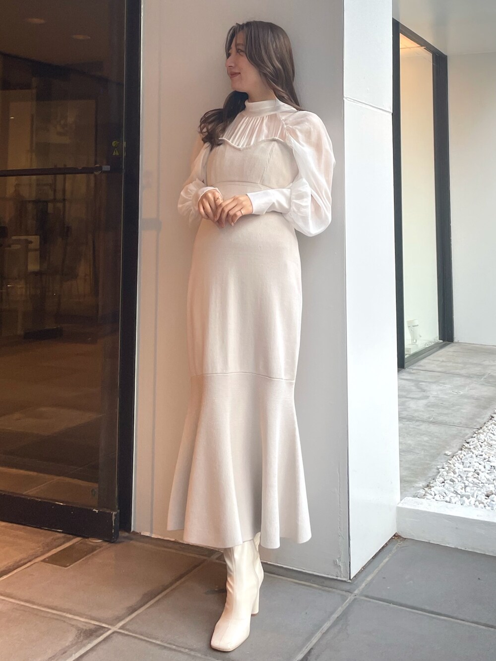 ホワイト系のワンピース、ベージュ系のライダースジャケットを着用したレディースの冬コーディネートの4枚目の写真