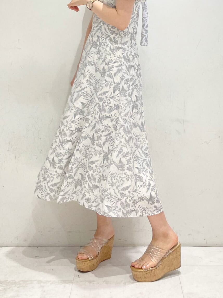 ホワイト系のワンピース、その他のサンダルを着用したレディースの春コーディネートの8枚目の写真