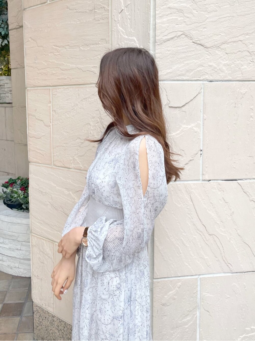 ホワイト系のワンピースを着用したレディースの冬コーディネートの5枚目の写真