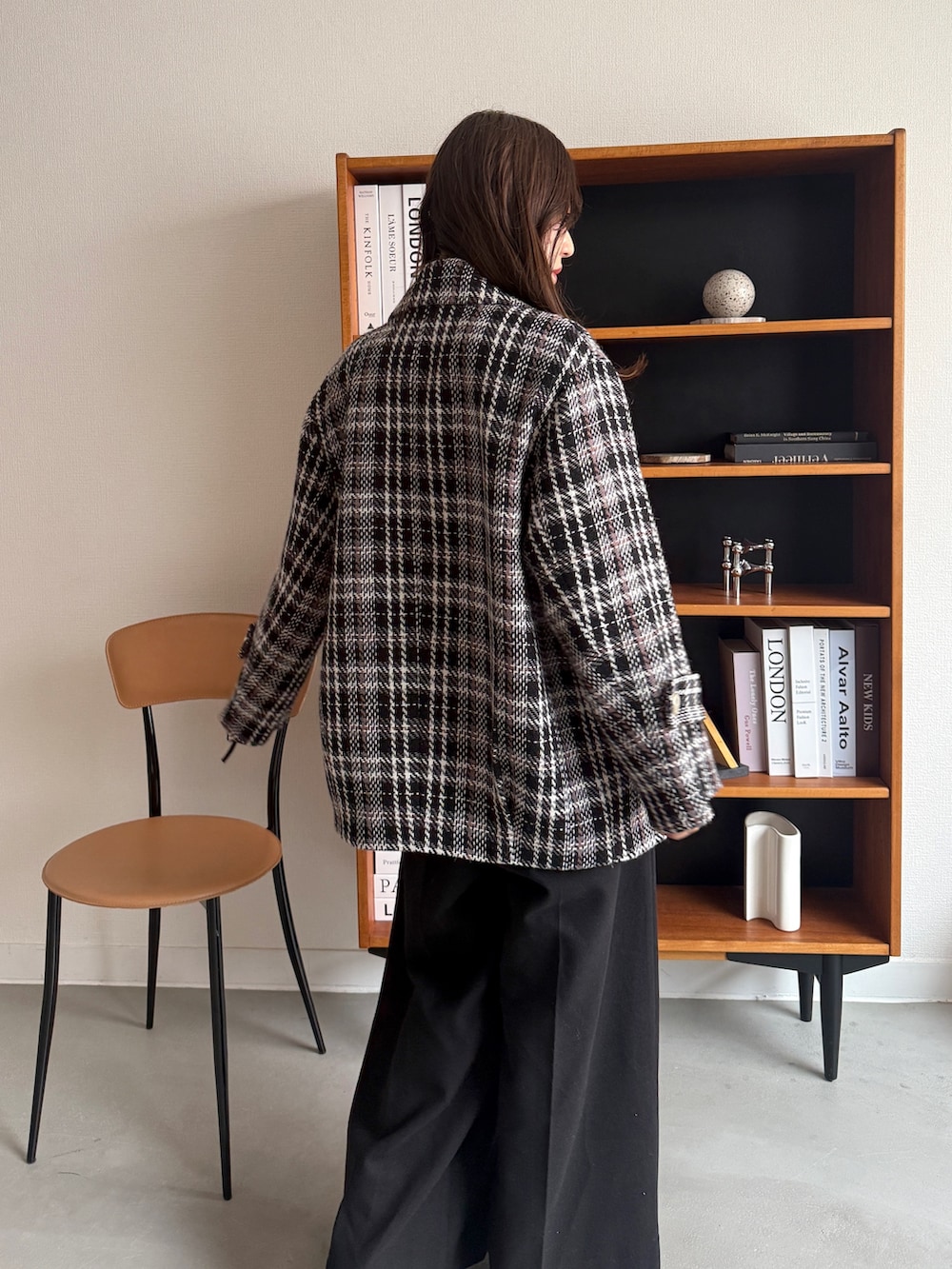 ブラック系のその他アウター、ブラック系のブーツを着用したレディースの秋コーディネートの8枚目の写真