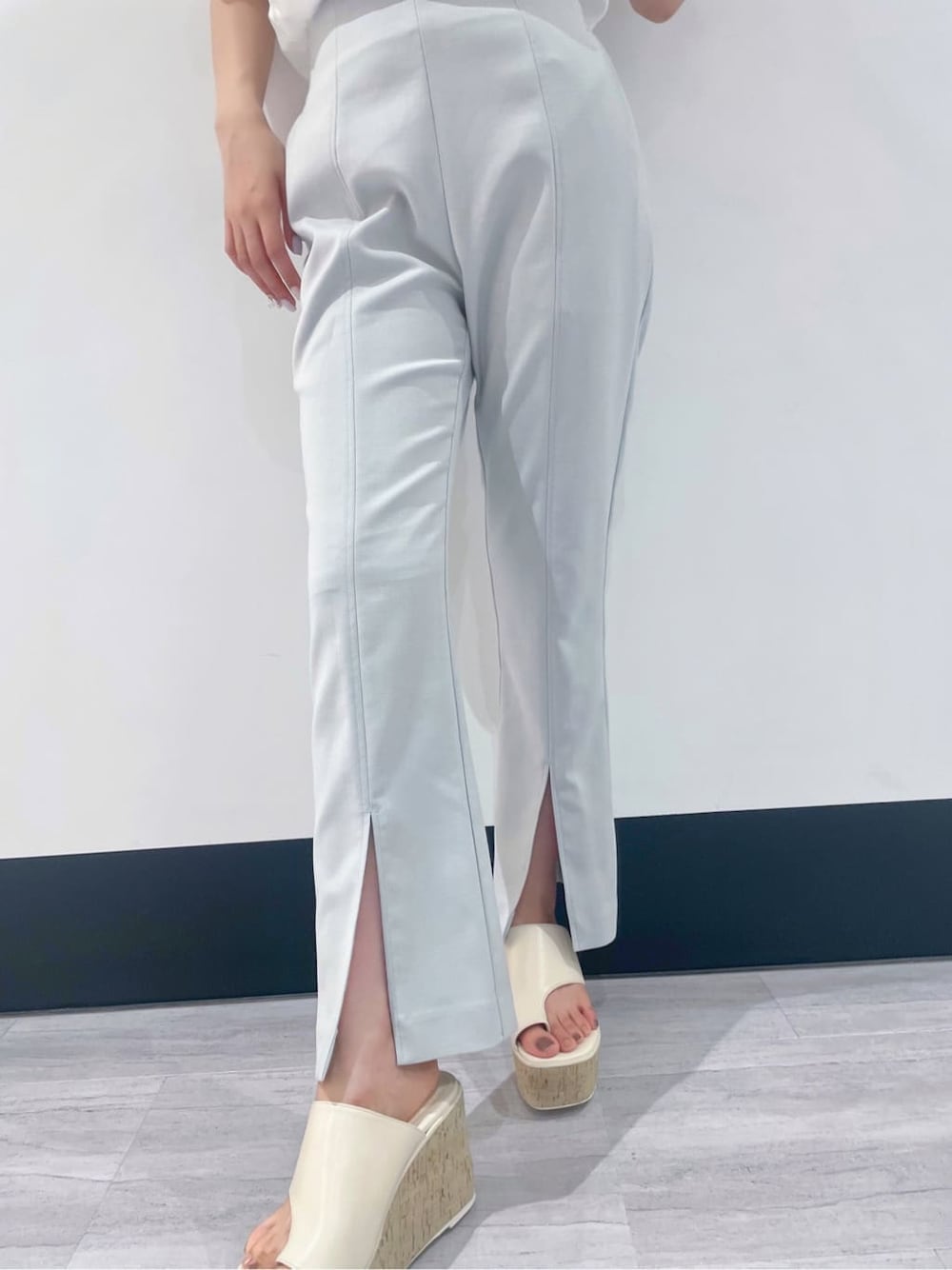 ホワイト系のシャツ/ブラウス、ブルー系のその他パンツ、ホワイト系のサンダルを着用したレディースの夏コーディネートの8枚目の写真