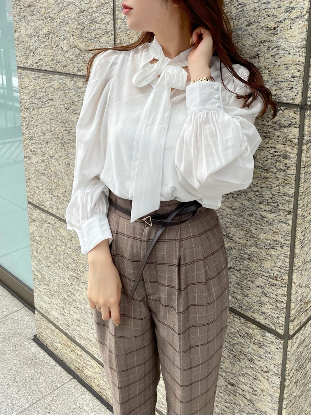 ベージュ系のパンプス、ブラウン系のその他パンツ、ホワイト系のシャツ/ブラウスを着用したレディースの秋コーディネートの4枚目の写真