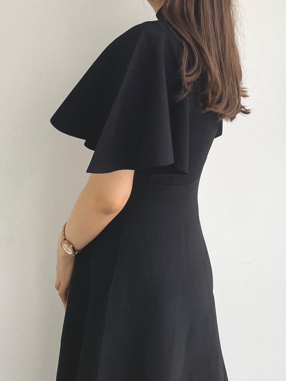 ブラック系のサンダル、ブラック系のワンピースを着用したレディースの春コーディネートの4枚目の写真