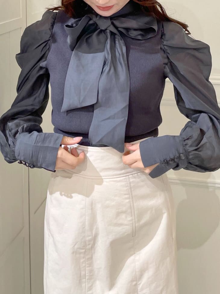 ホワイト系のスカート、ブルー系のニット/セーターを着用したレディースの冬コーディネートの4枚目の写真