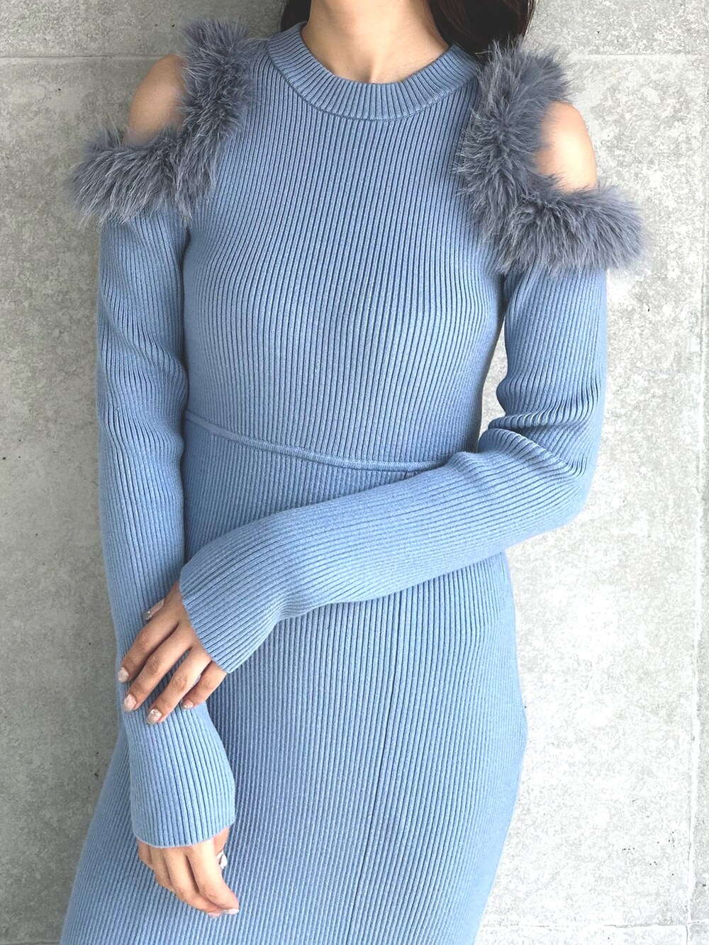 ブルー系のワンピース、ホワイト系のブーツを着用したレディースの秋コーディネートの4枚目の写真