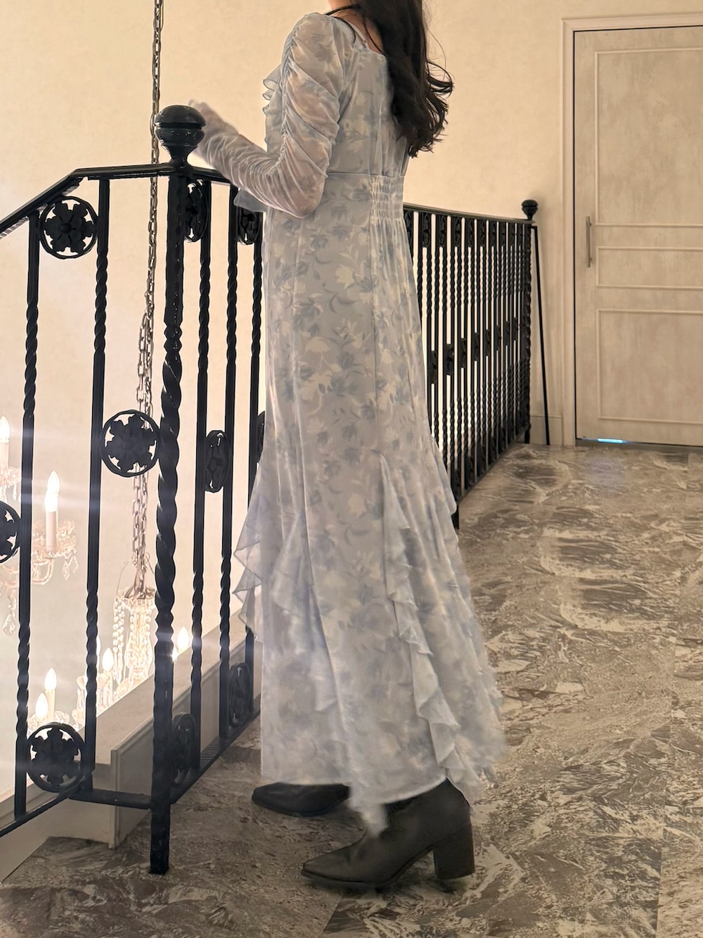 ブルー系のワンピース、ホワイト系のムートンコートを着用したレディースの秋コーディネートの3枚目の写真