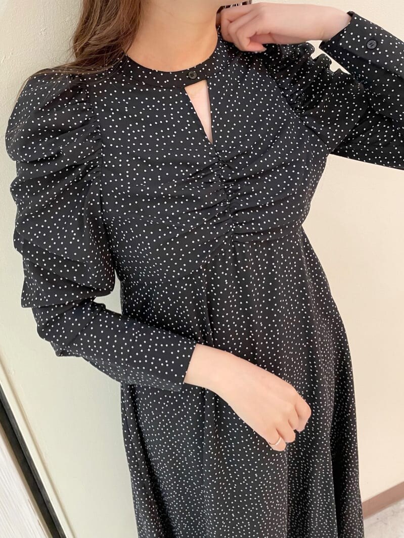 ホワイト系のその他アウター、その他のワンピースを着用したレディースの冬コーディネートの5枚目の写真