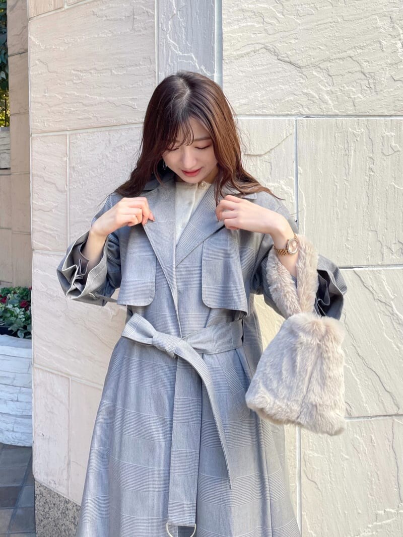 ブラウン系のその他シューズ、その他のチェスターコート、ベージュ系のハンドバッグを着用したレディースの秋コーディネートの3枚目の写真