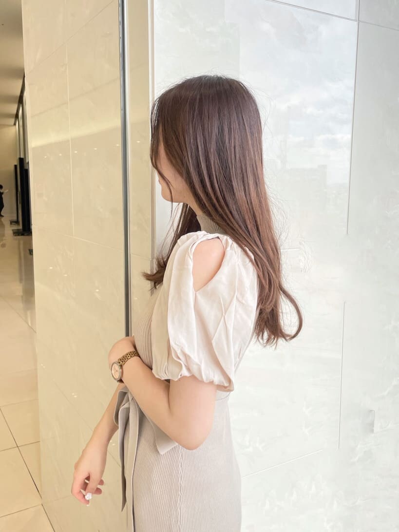 ベージュ系のその他シューズ、ベージュ系のワンピースを着用したレディースの冬コーディネートの6枚目の写真