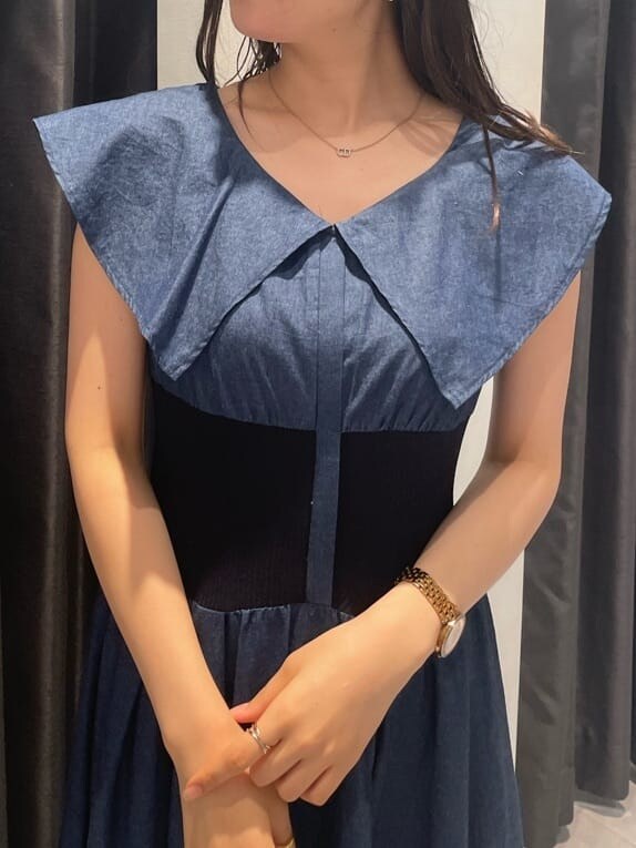 ブラウン系のサンダル、ブルー系のワンピースを着用したレディースの夏コーディネートの4枚目の写真