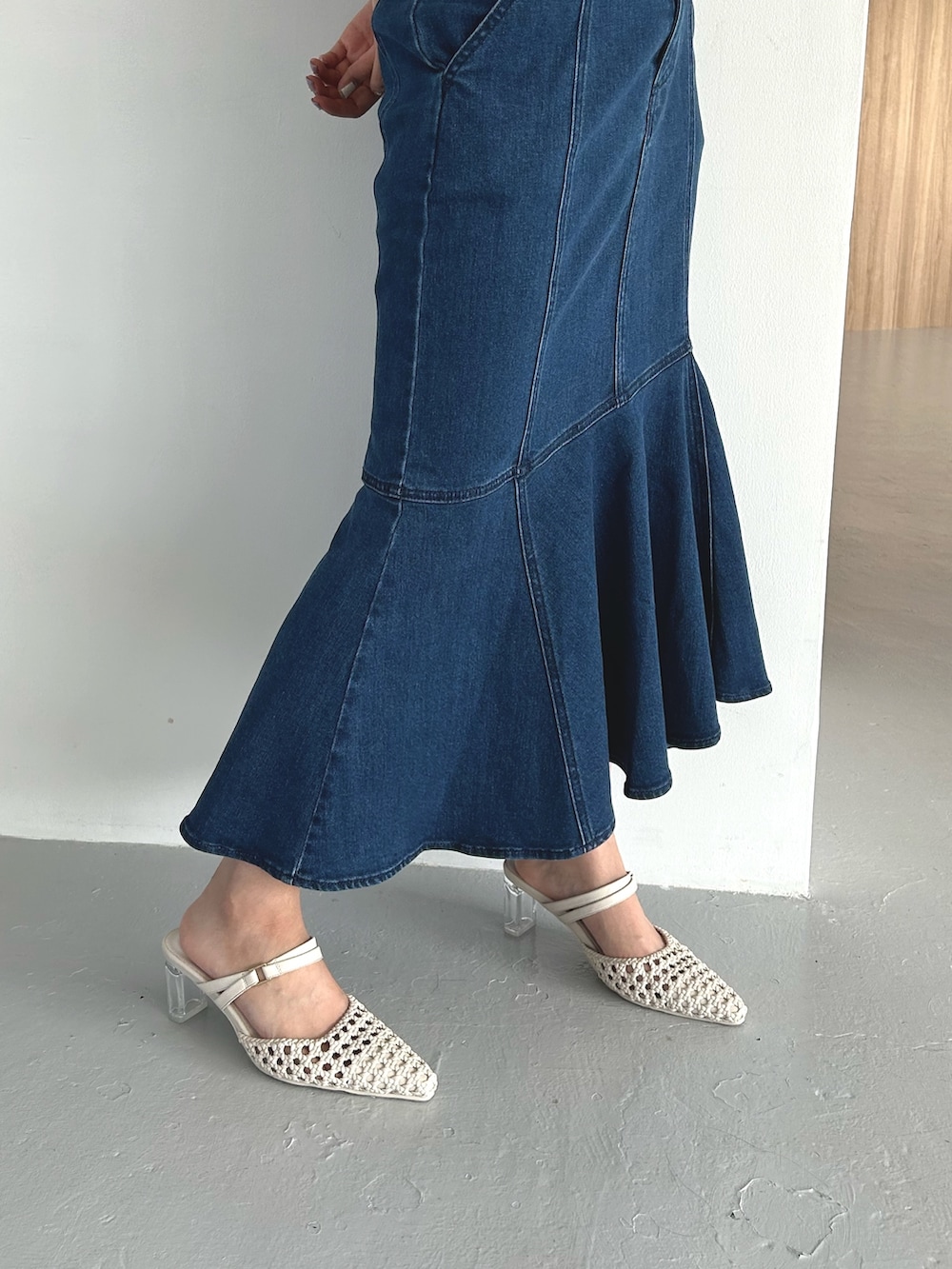 パープル系のシャツ/ブラウス、ブルー系のデニムスカート、ホワイト系のパンプスを着用したレディースの春コーディネートの10枚目の写真