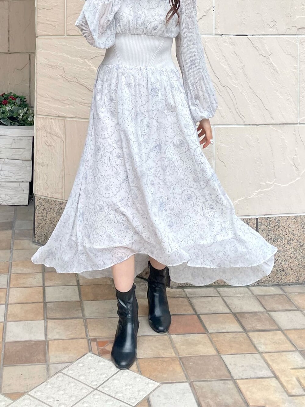 ホワイト系のワンピースを着用したレディースの冬コーディネートの7枚目の写真