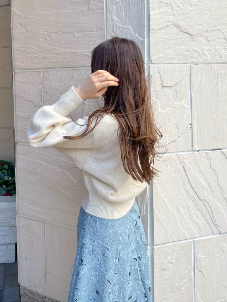 ブラウン系のその他シューズ、ブルー系のスカート、ホワイト系のニット/セーターを着用したレディースの秋コーディネートの4枚目の写真