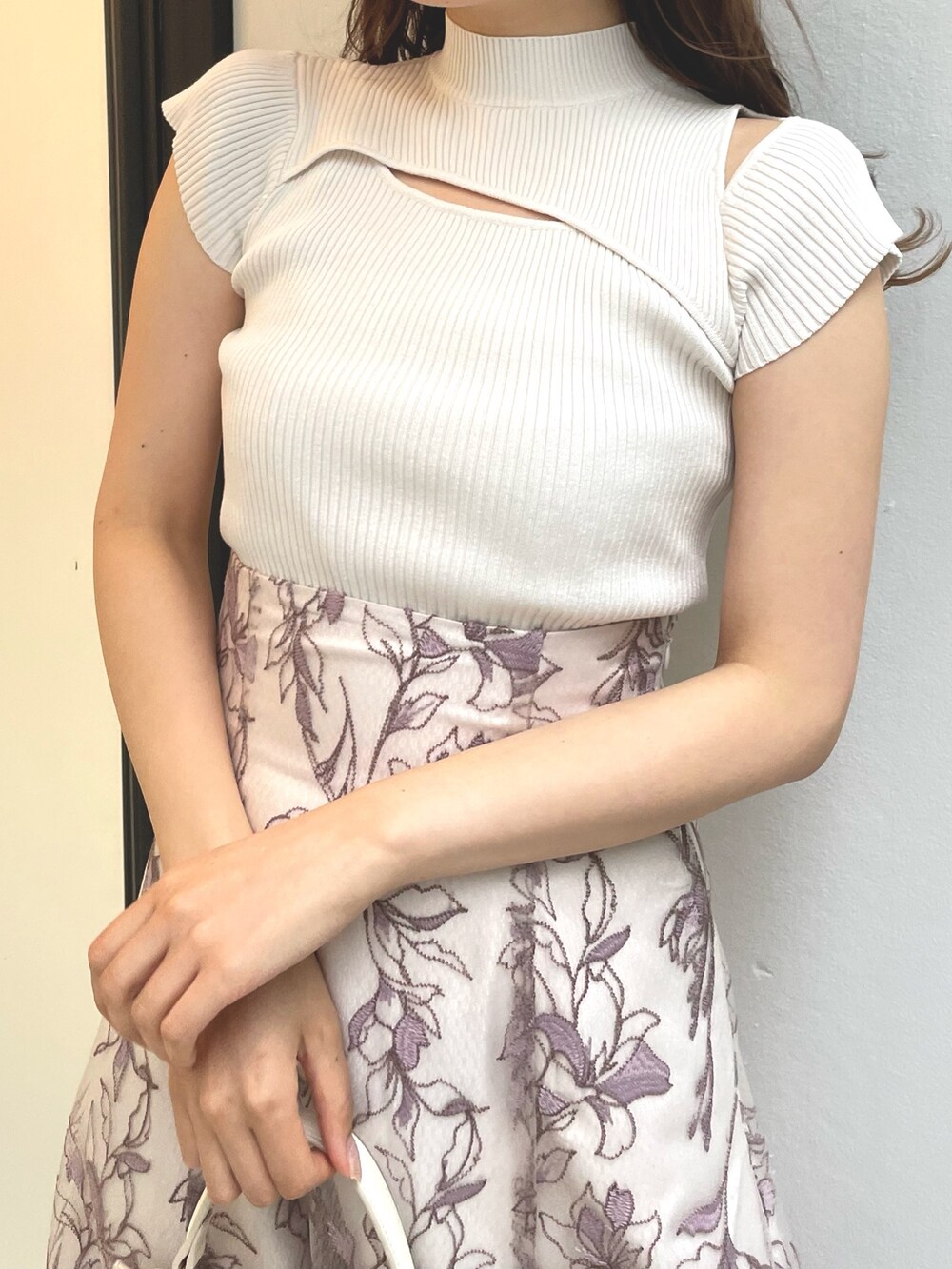 ホワイト系のニット/セーター、ピンク系のスカート、ホワイト系のサンダルを着用したレディースの春コーディネートの3枚目の写真