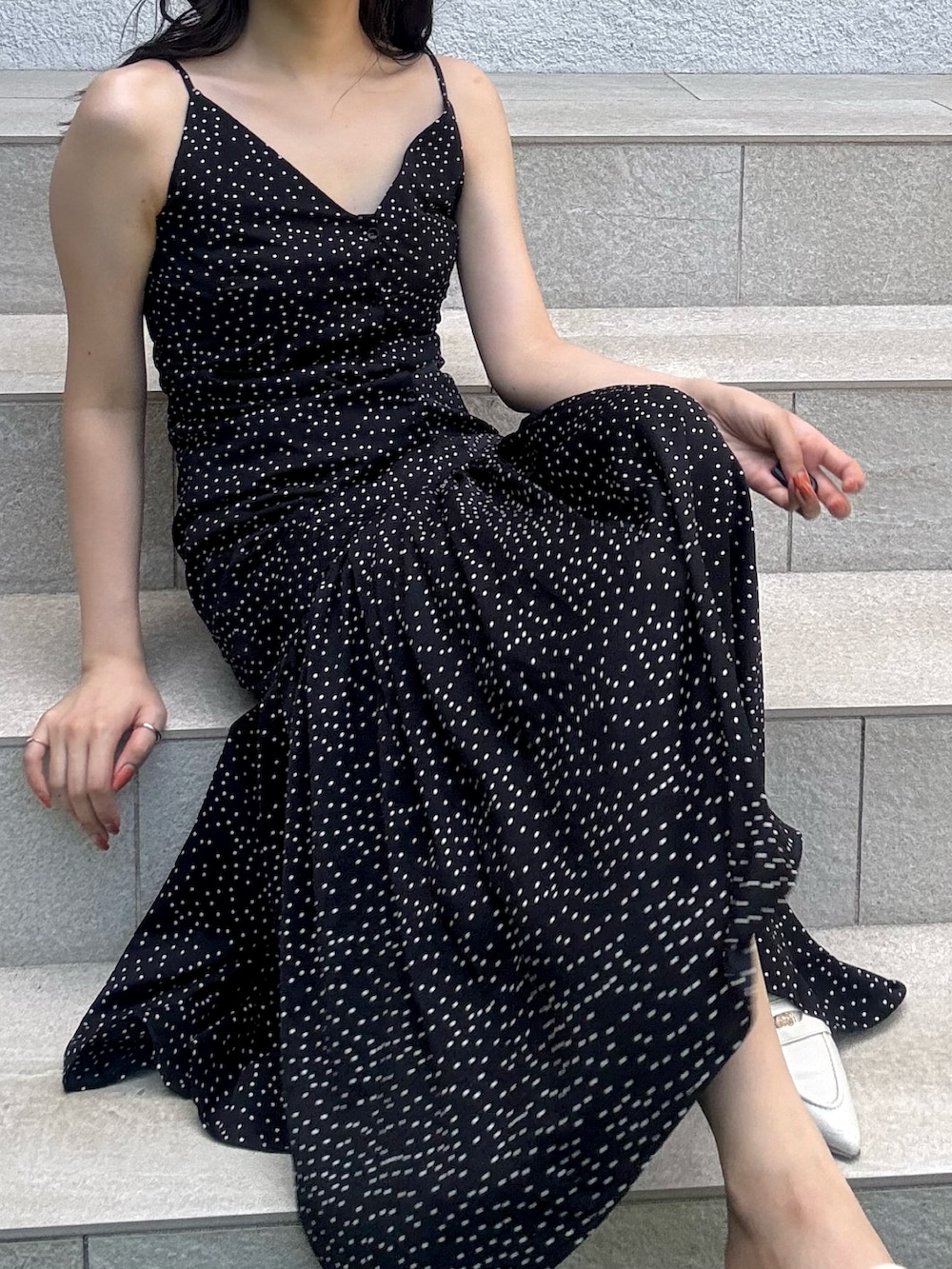 ブラック系のワンピースを着用したレディースの夏コーディネートの5枚目の写真