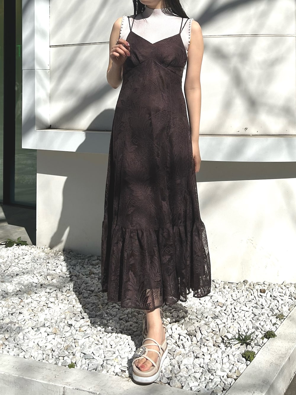 ブラウン系のワンピース、ベージュ系のサンダル、ピンク系のニット/セーターを着用したレディースの冬コーディネートの2枚目の写真