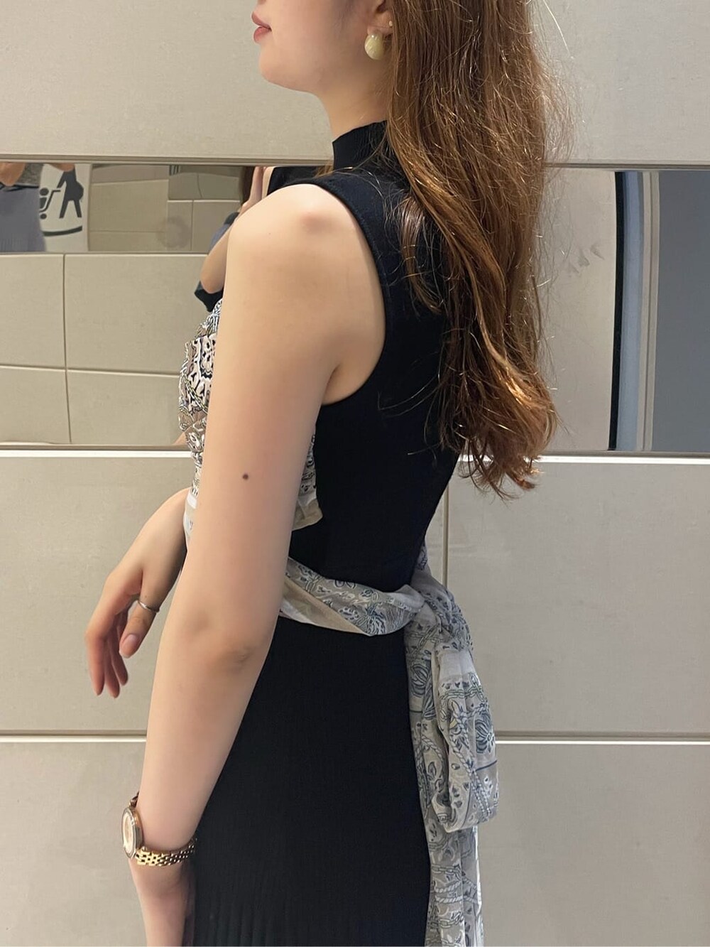 ブラック系のワンピース、ブラック系のサンダルを着用したレディースの夏コーディネートの6枚目の写真