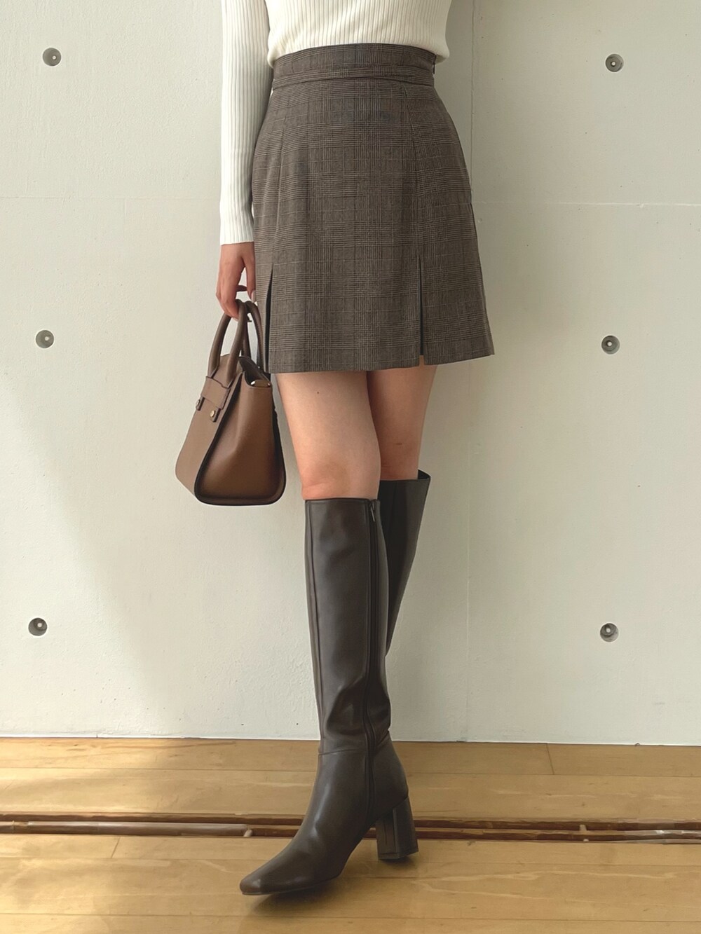 ブラウン系のテーラードジャケット、ブラウン系のその他パンツ、ブラウン系のブーツを着用したレディースの夏コーディネートの7枚目の写真