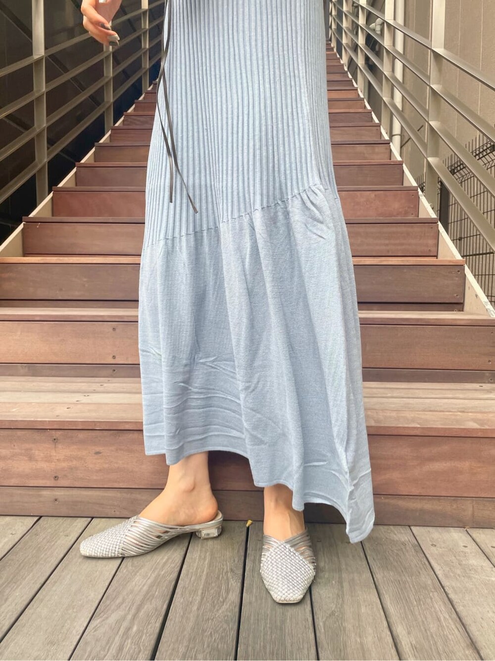 シルバー系のサンダル、ブルー系のワンピースを着用したレディースの夏コーディネートの8枚目の写真