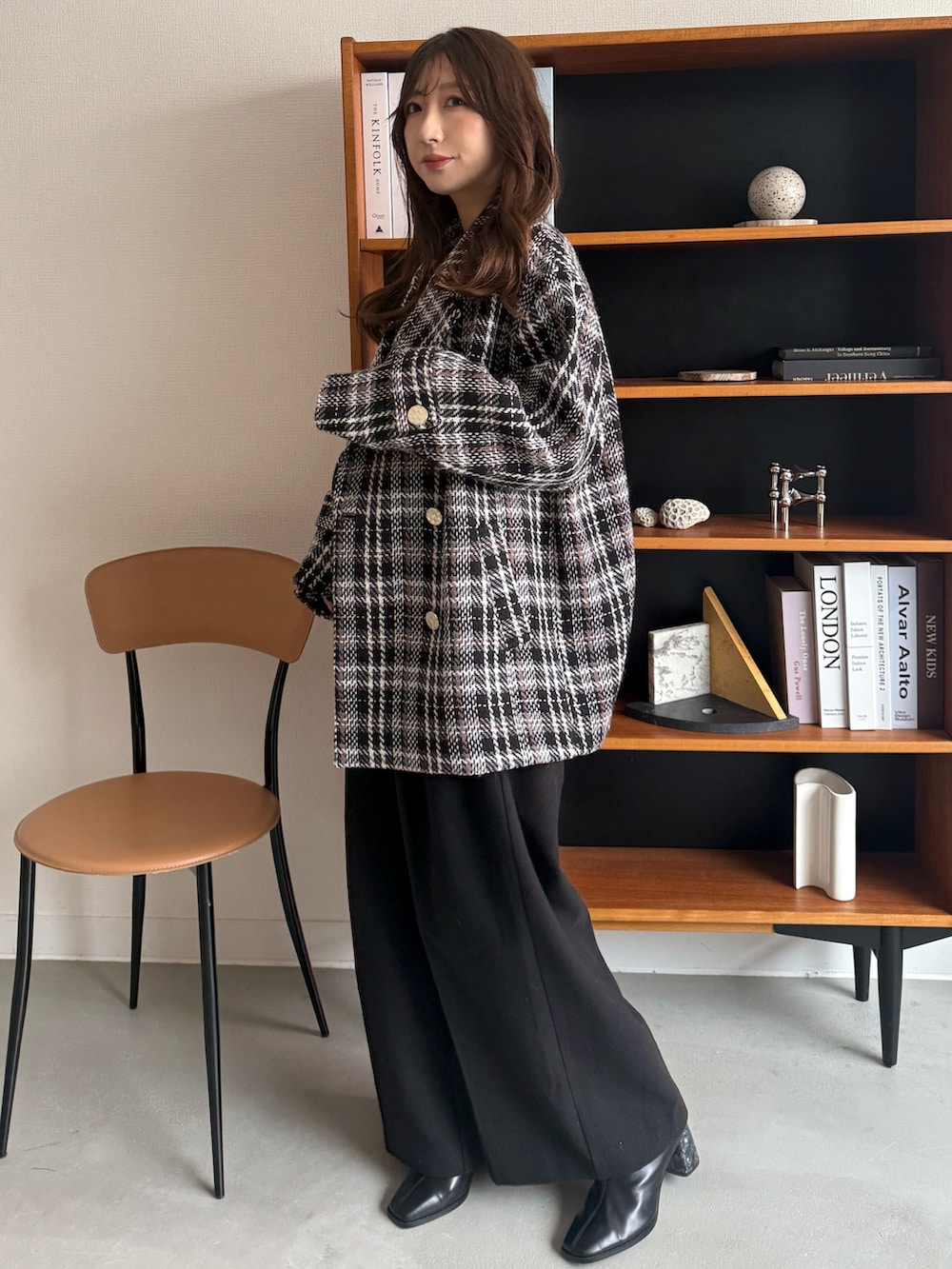 ブラック系のその他アウター、ブラック系のブーツを着用したレディースの秋コーディネートの5枚目の写真