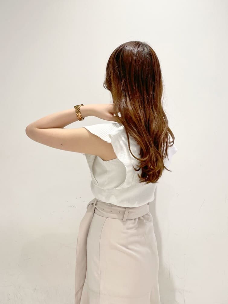 ベージュ系のサンダル、ホワイト系のニット/セーター、ホワイト系のスカートを着用したレディースの春コーディネートの5枚目の写真