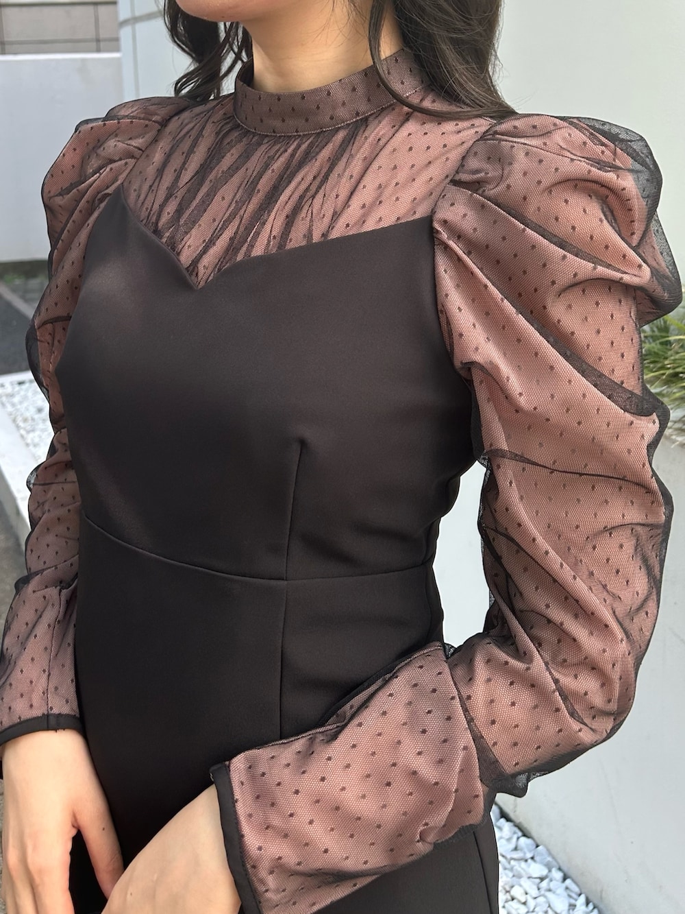 ブラック系のハンドバッグ、ブラック系のパンプス、ブラック系のワンピースを着用したレディースの秋コーディネートの8枚目の写真