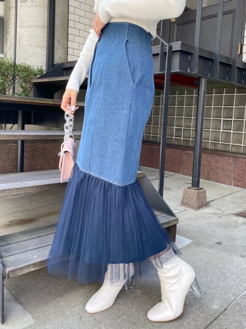 ブルー系のスカート、ホワイト系のその他シューズ、ピンク系のショルダーバッグを着用したレディースの冬コーディネートの7枚目の写真