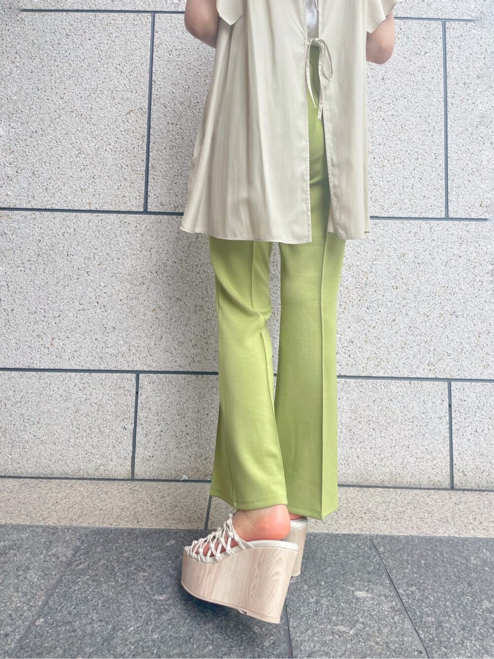 ホワイト系のサンダル、ベージュ系のシャツ/ブラウス、グリーン系のその他パンツを着用したレディースの夏コーディネートの9枚目の写真