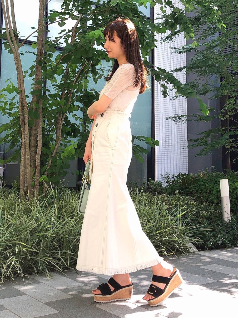 ホワイト系のニット/セーターを着用したレディースの夏コーディネートの3枚目の写真