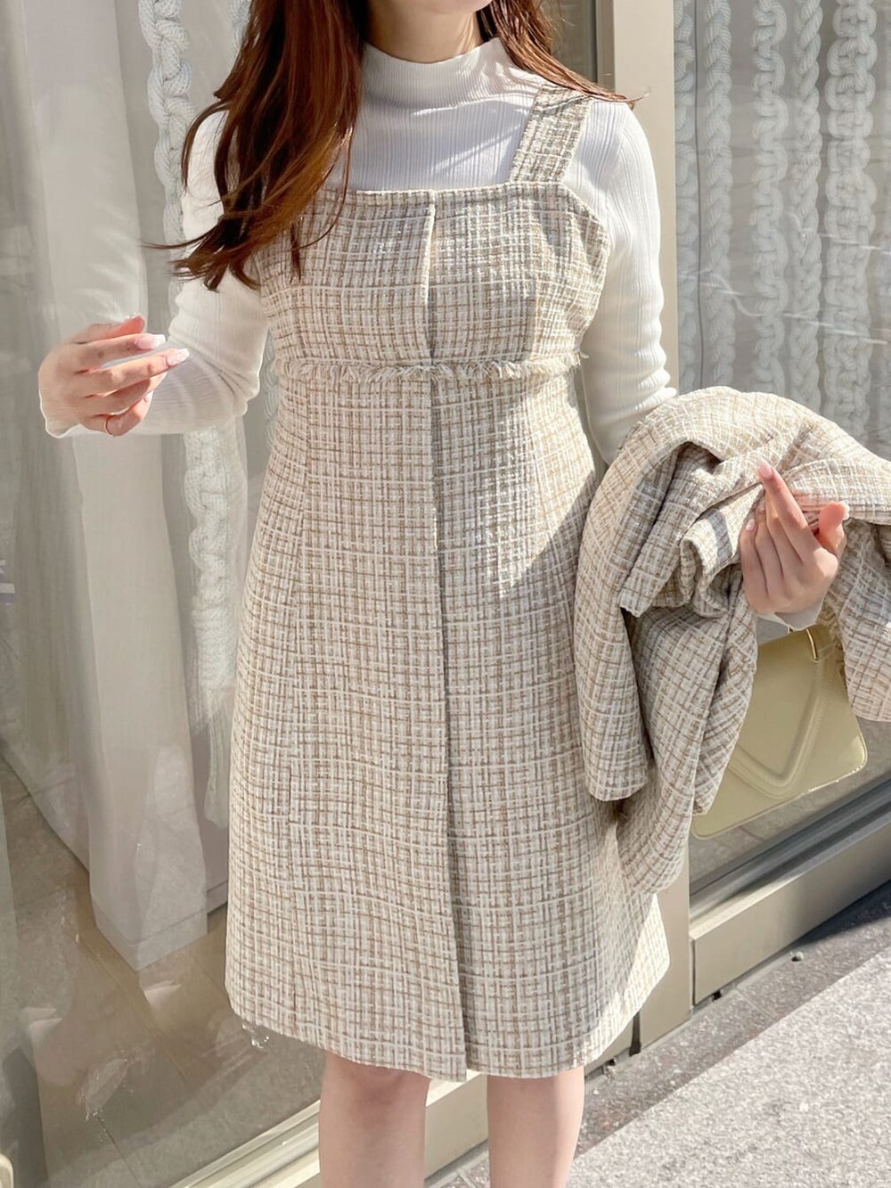 ホワイト系のニット/セーター、イエロー系のテーラードジャケット、イエロー系のワンピースを着用したレディースの冬コーディネートの7枚目の写真