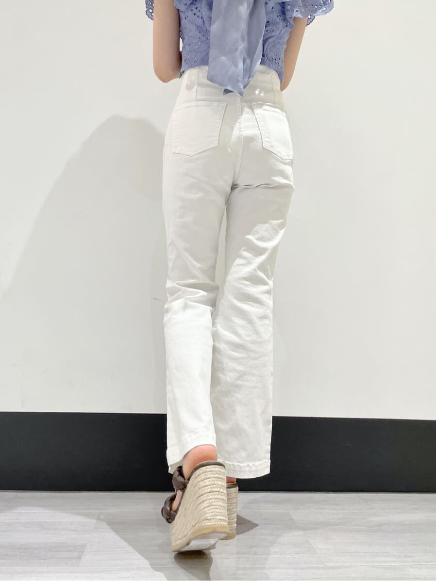 ブルー系のシャツ/ブラウス、ホワイト系のその他パンツ、ブラウン系のサンダルを着用したレディースの冬コーディネートの8枚目の写真